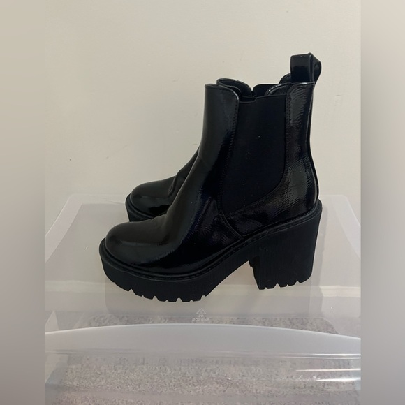 NWOT Dirty Laundry Yikes Waterproof Platform Chelsea Lug Boot Size 6 - Picture 5 of 10